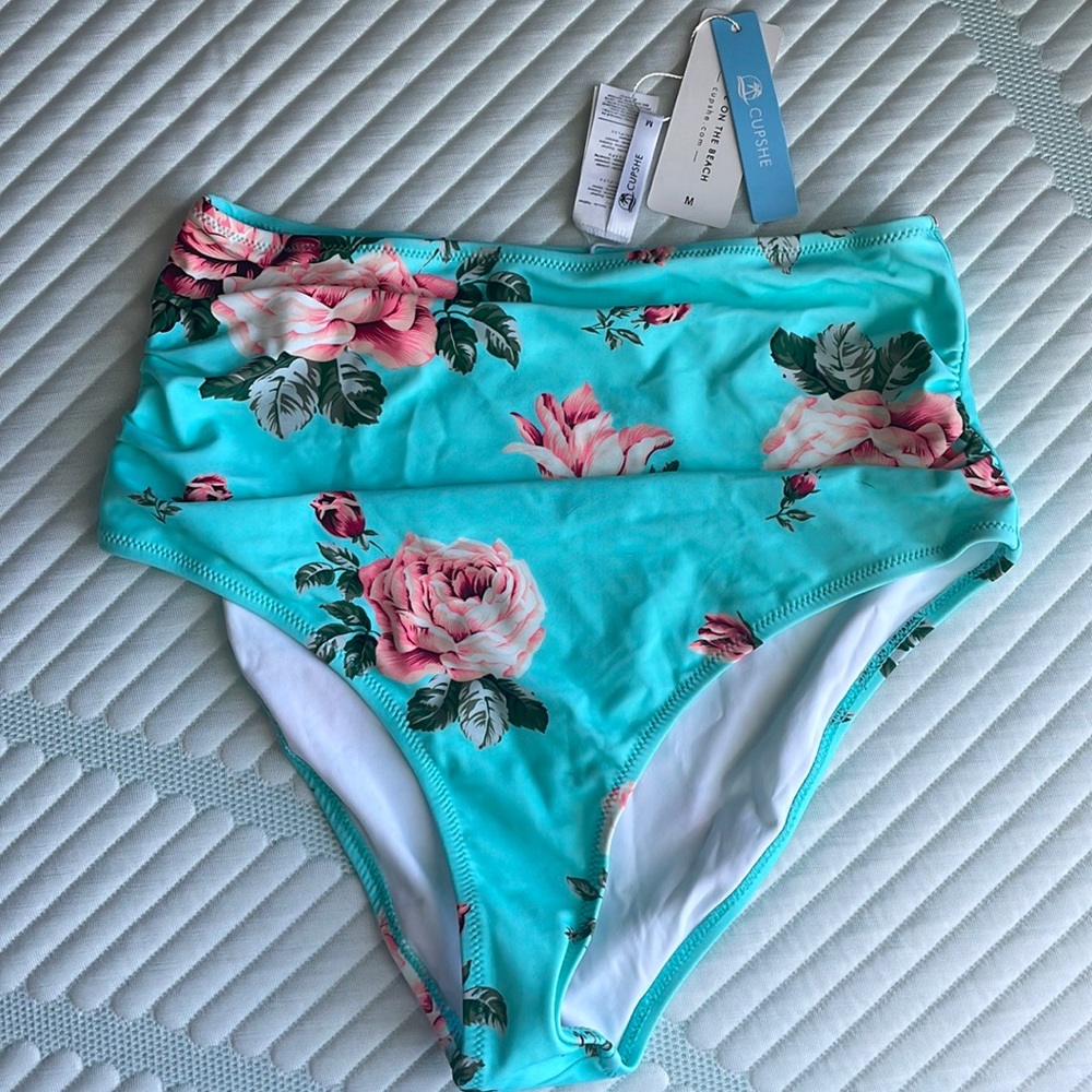 Cupshe bathing suit bottom. High waist. Size M. NWT.